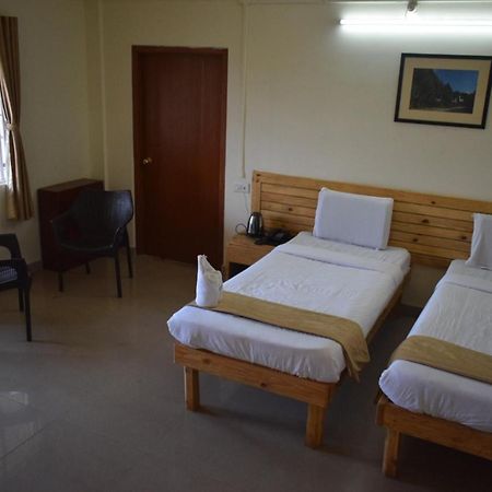 Hotel Travellers Inn Шилонг Екстериор снимка