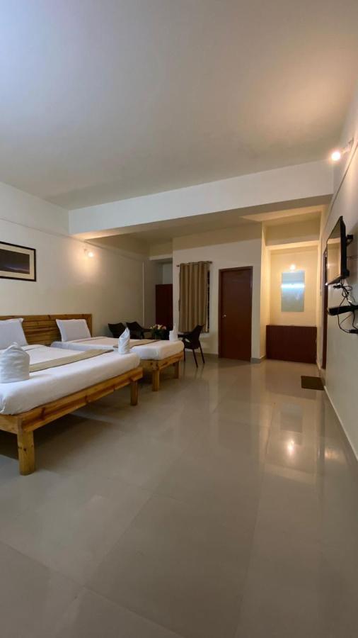 Hotel Travellers Inn Шилонг Екстериор снимка