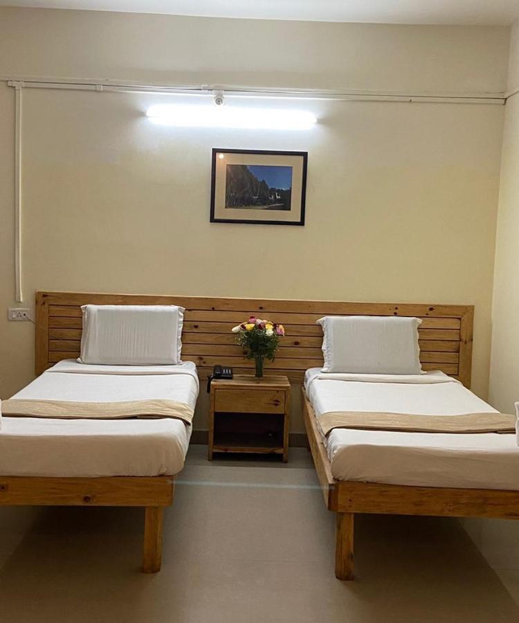 Hotel Travellers Inn Шилонг Екстериор снимка