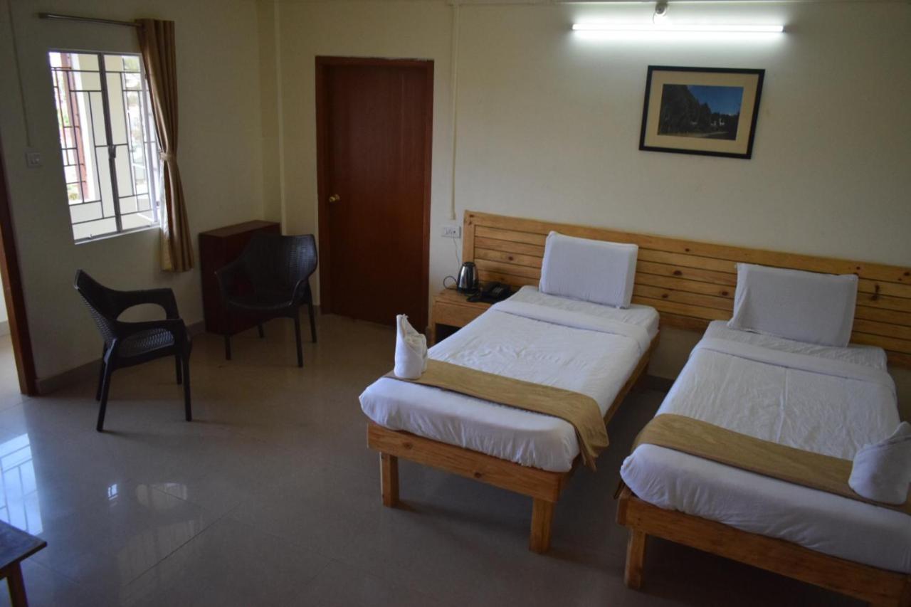 Hotel Travellers Inn Шилонг Екстериор снимка