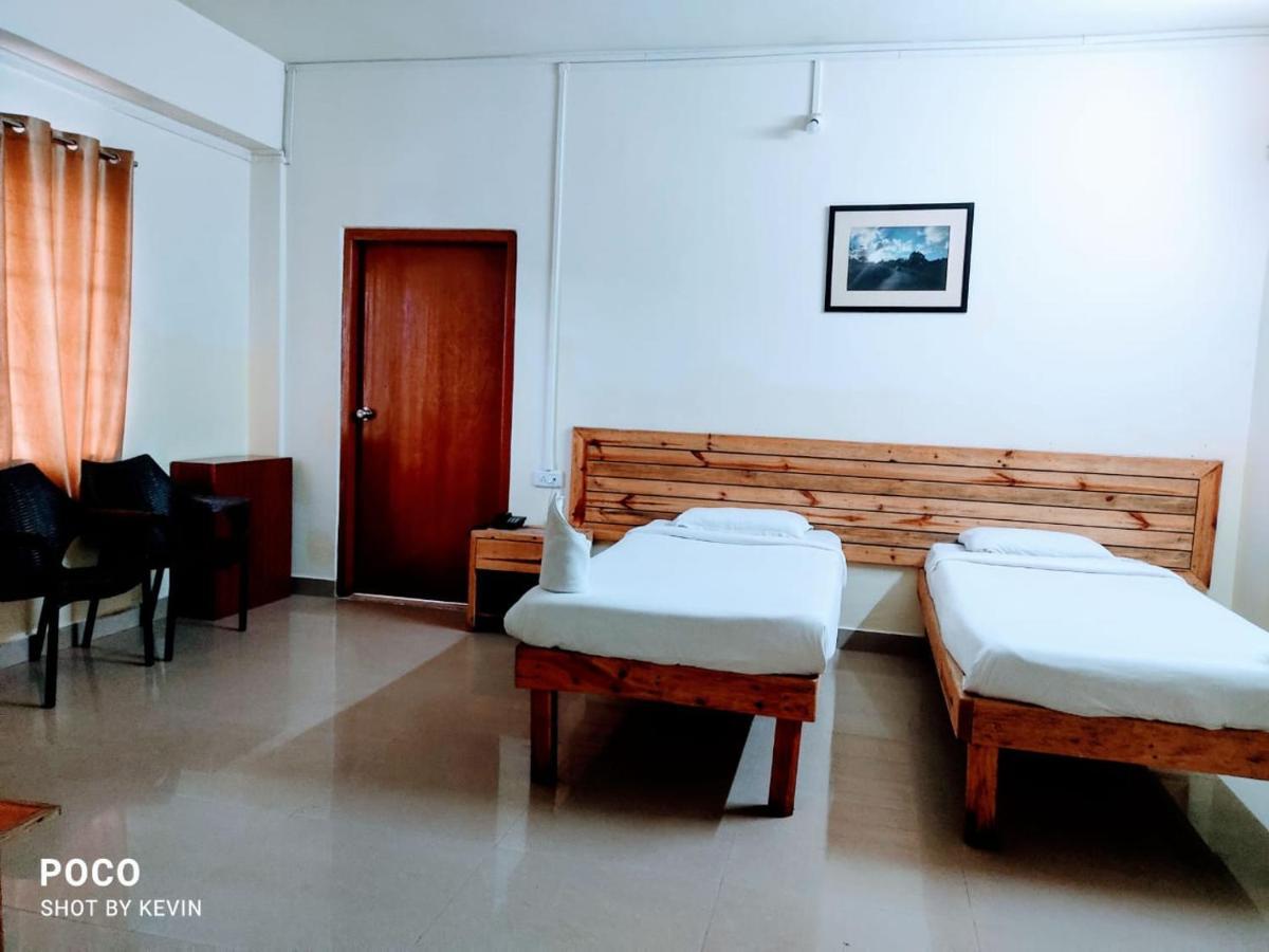 Hotel Travellers Inn Шилонг Екстериор снимка