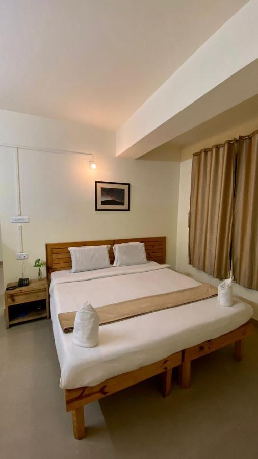 Hotel Travellers Inn Шилонг Екстериор снимка