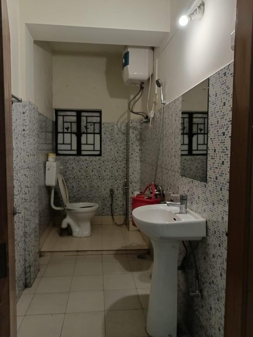 Hotel Travellers Inn Шилонг Екстериор снимка