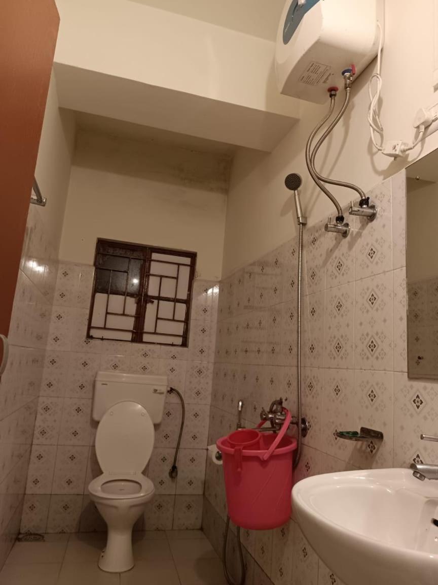 Hotel Travellers Inn Шилонг Екстериор снимка