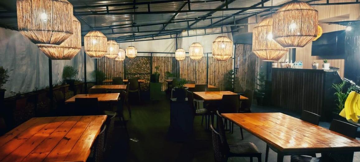 Hotel Travellers Inn Шилонг Екстериор снимка