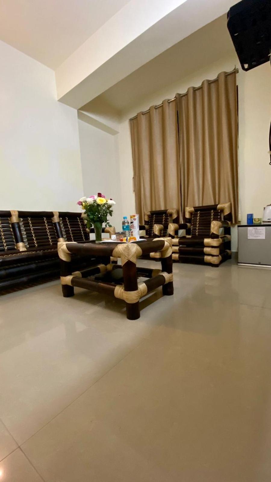 Hotel Travellers Inn Шилонг Екстериор снимка