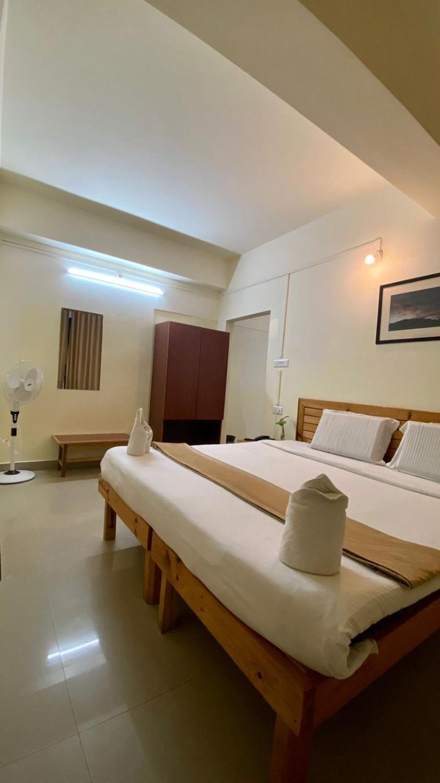 Hotel Travellers Inn Шилонг Екстериор снимка
