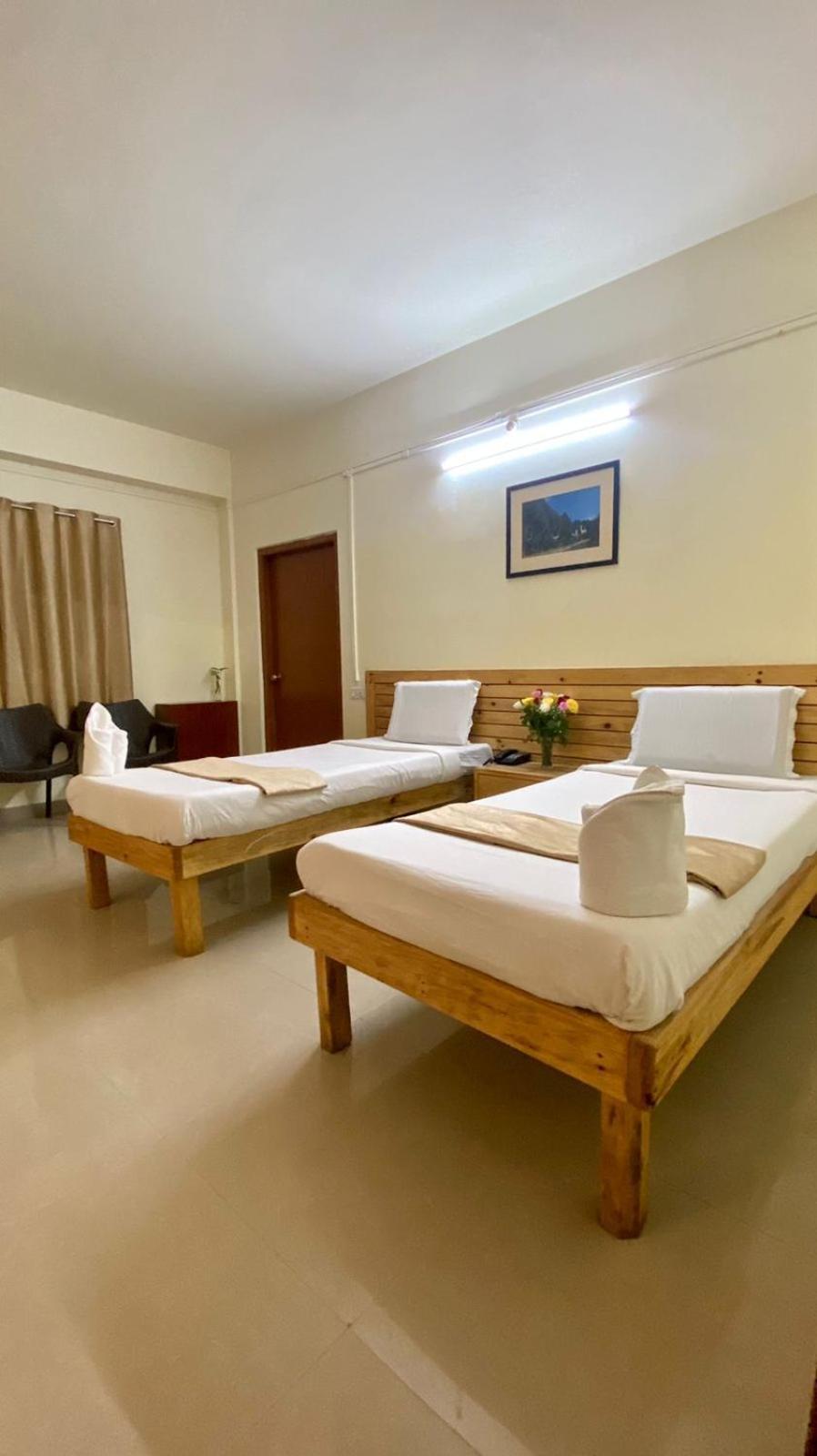 Hotel Travellers Inn Шилонг Екстериор снимка