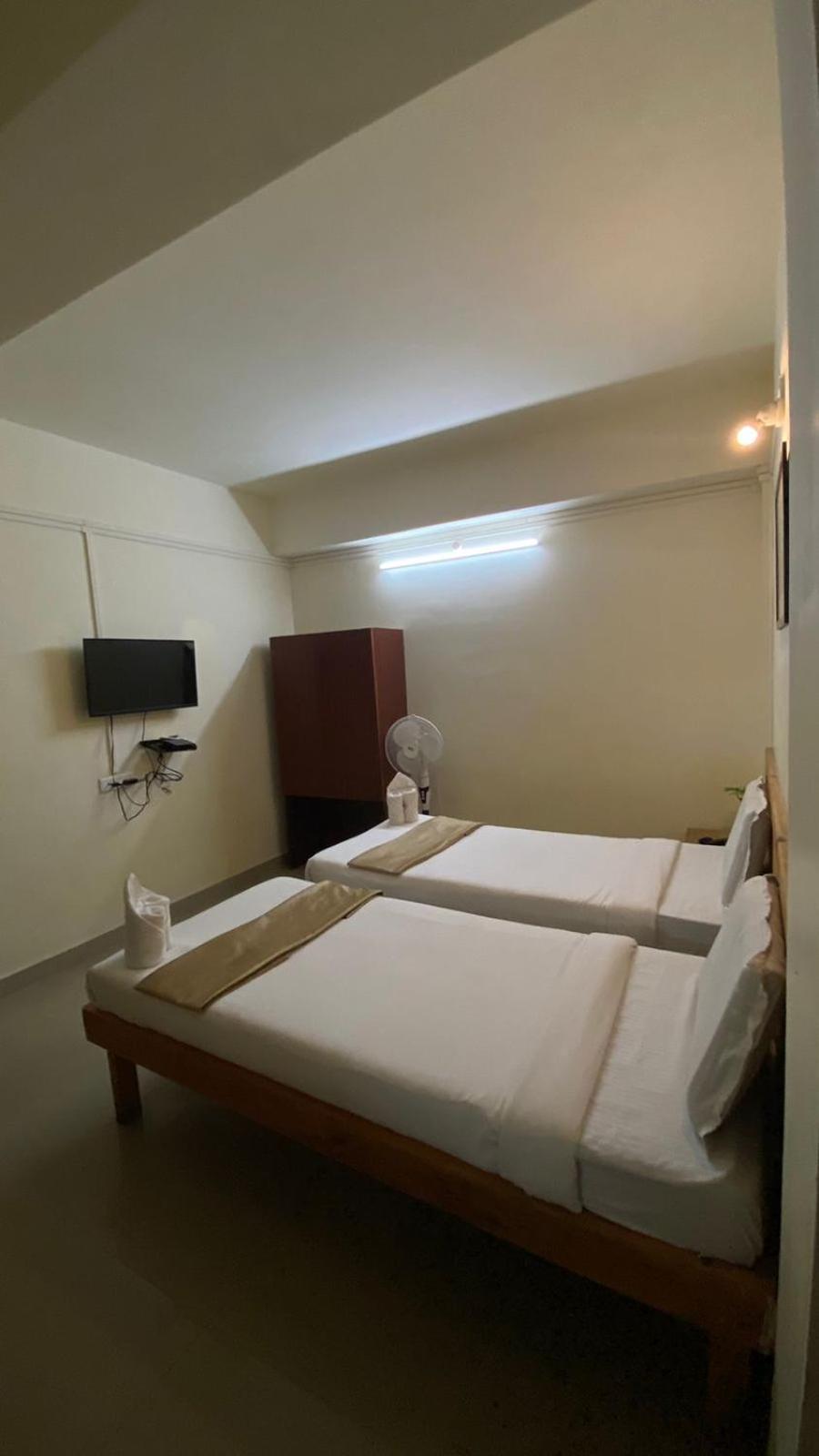 Hotel Travellers Inn Шилонг Екстериор снимка