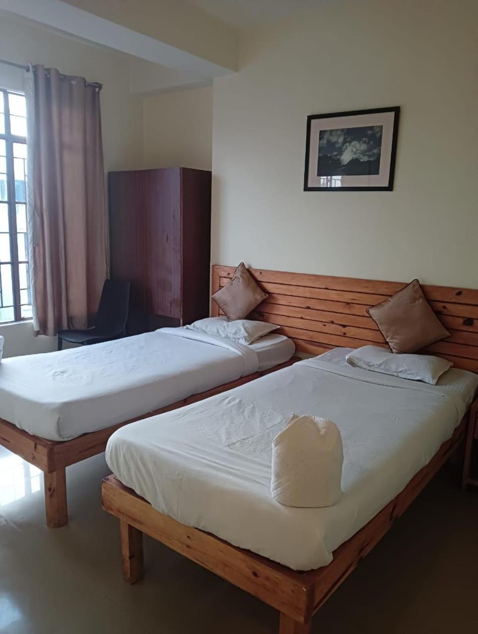 Hotel Travellers Inn Шилонг Екстериор снимка