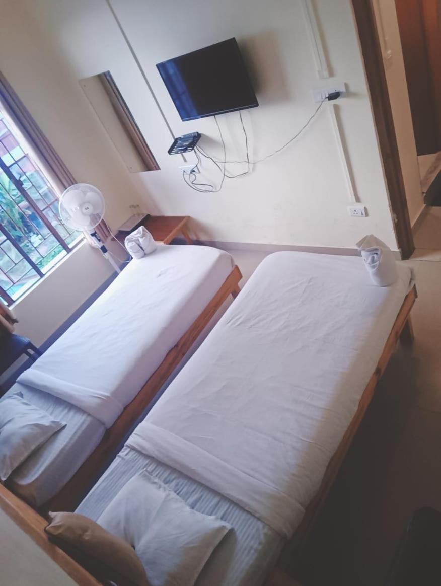 Hotel Travellers Inn Шилонг Екстериор снимка