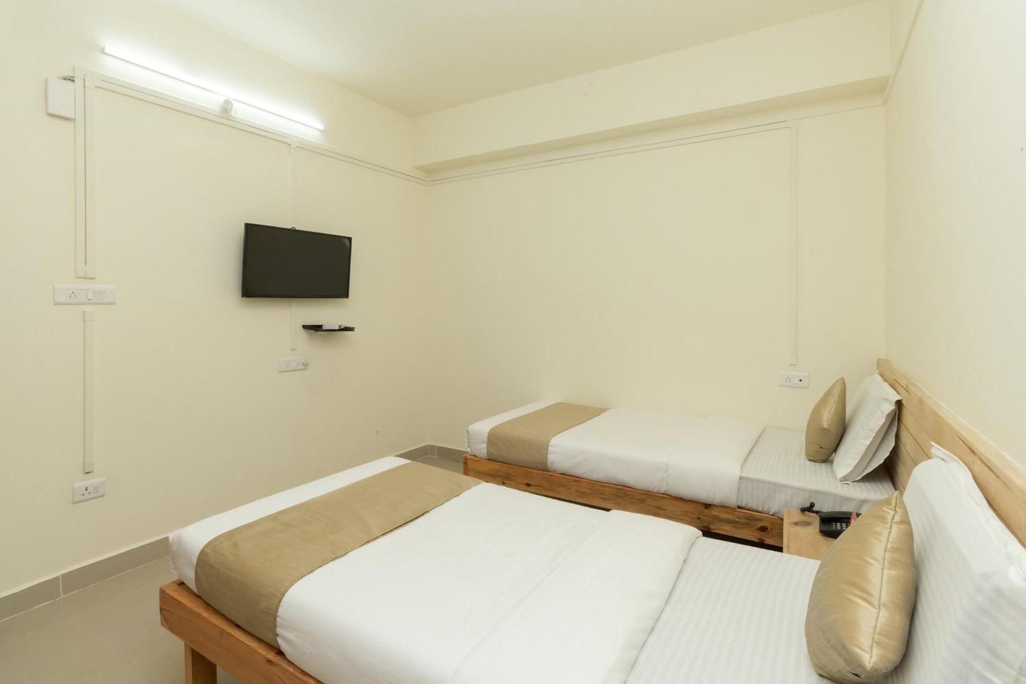 Hotel Travellers Inn Шилонг Екстериор снимка