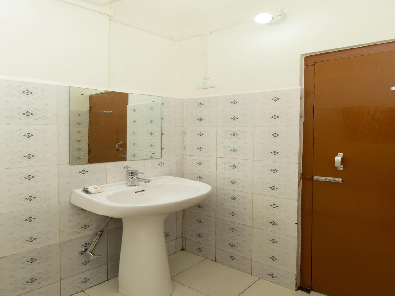 Hotel Travellers Inn Шилонг Екстериор снимка