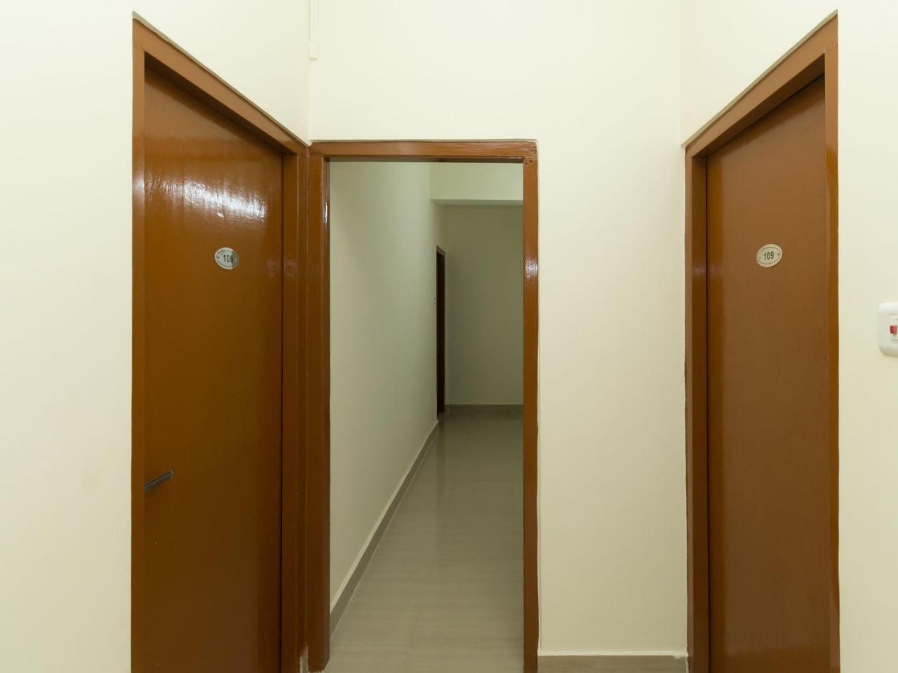 Hotel Travellers Inn Шилонг Екстериор снимка