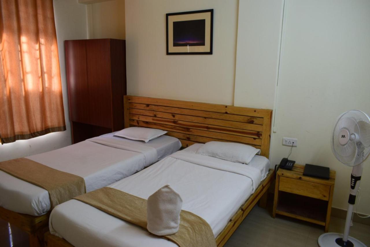 Hotel Travellers Inn Шилонг Екстериор снимка