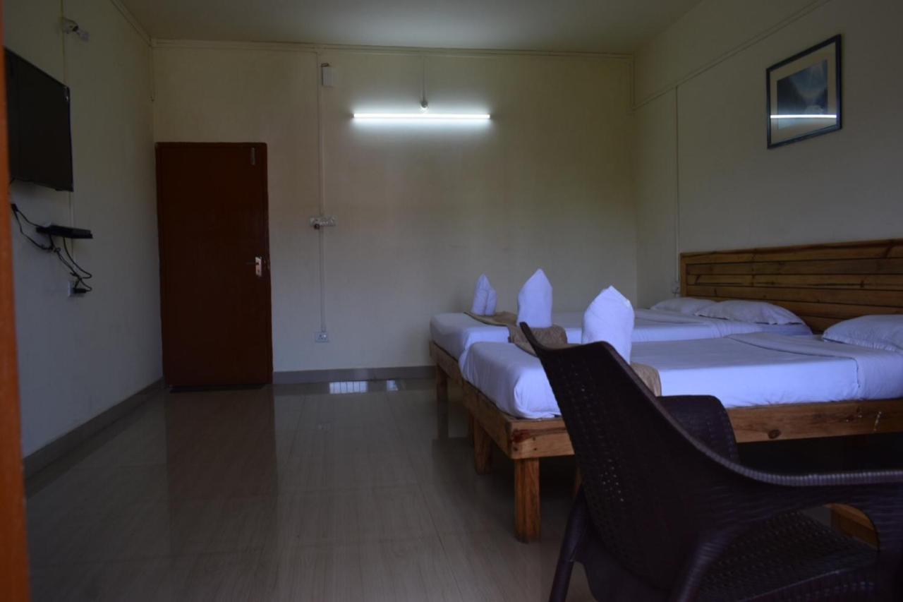 Hotel Travellers Inn Шилонг Екстериор снимка