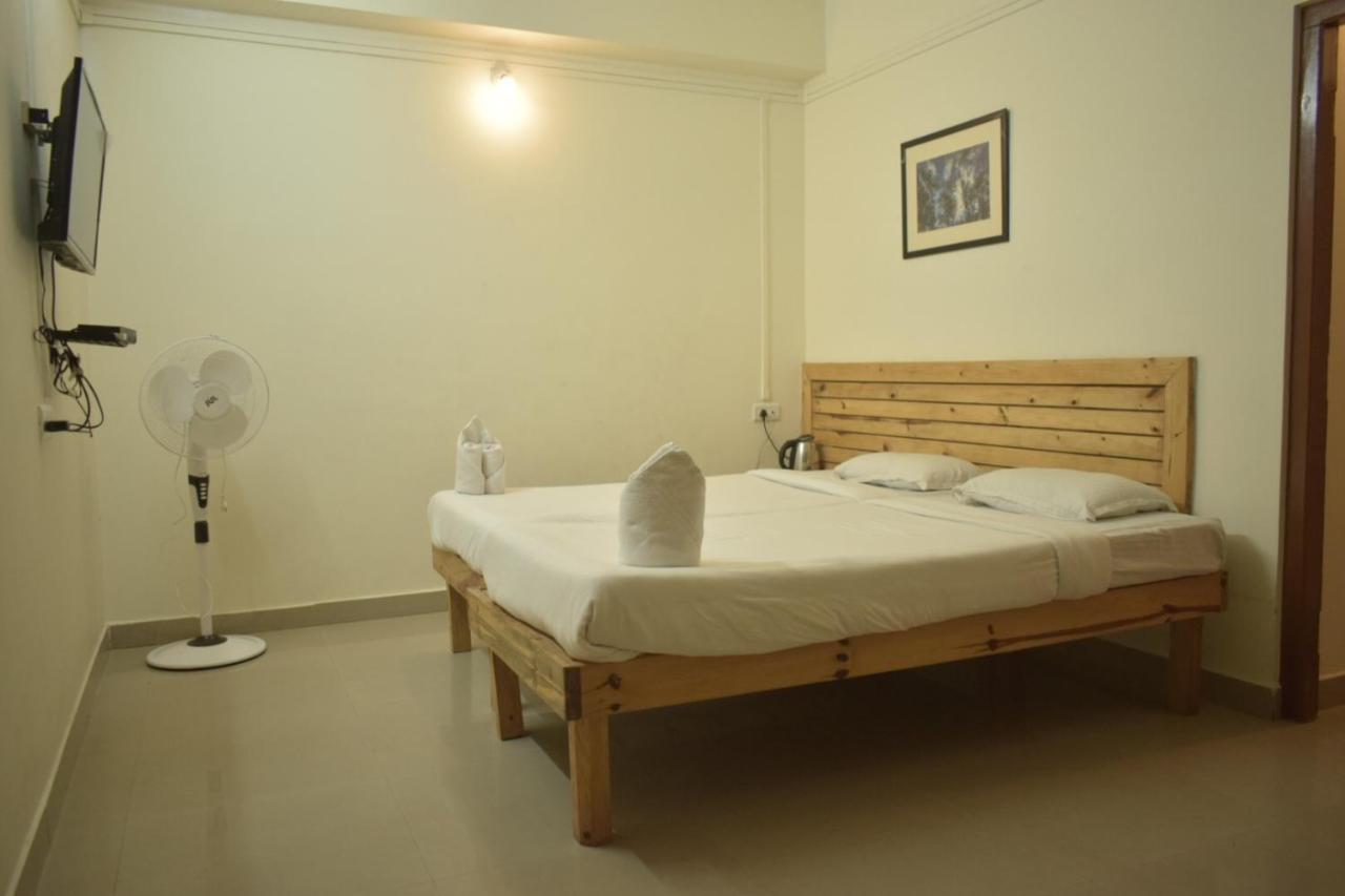 Hotel Travellers Inn Шилонг Екстериор снимка